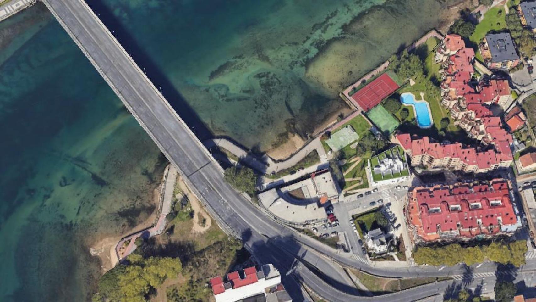 Vista aérea del municipio de Oleiros desde el puente de A Pasaxe.