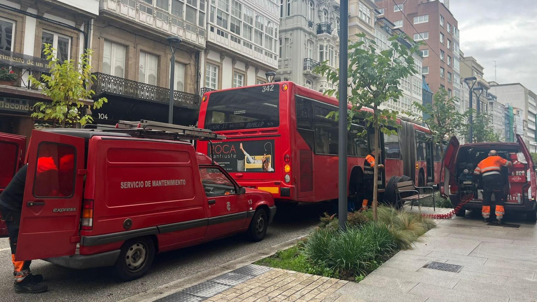 El servicio de mantenimiento arreglando la avería de un autobús urbano en San Andrés este miércoles.