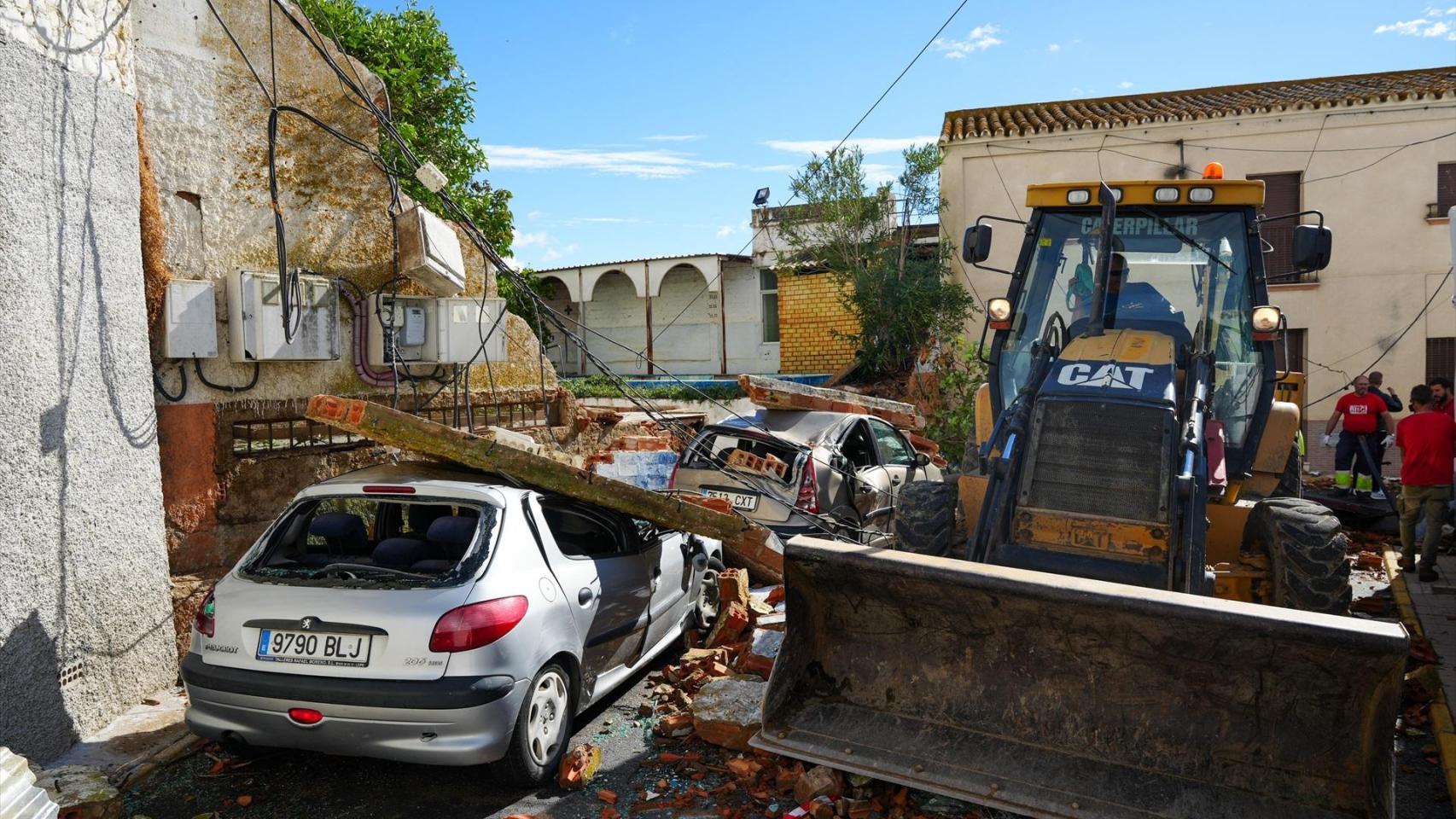Destrozos por el viento y la lluvia en Huelva.