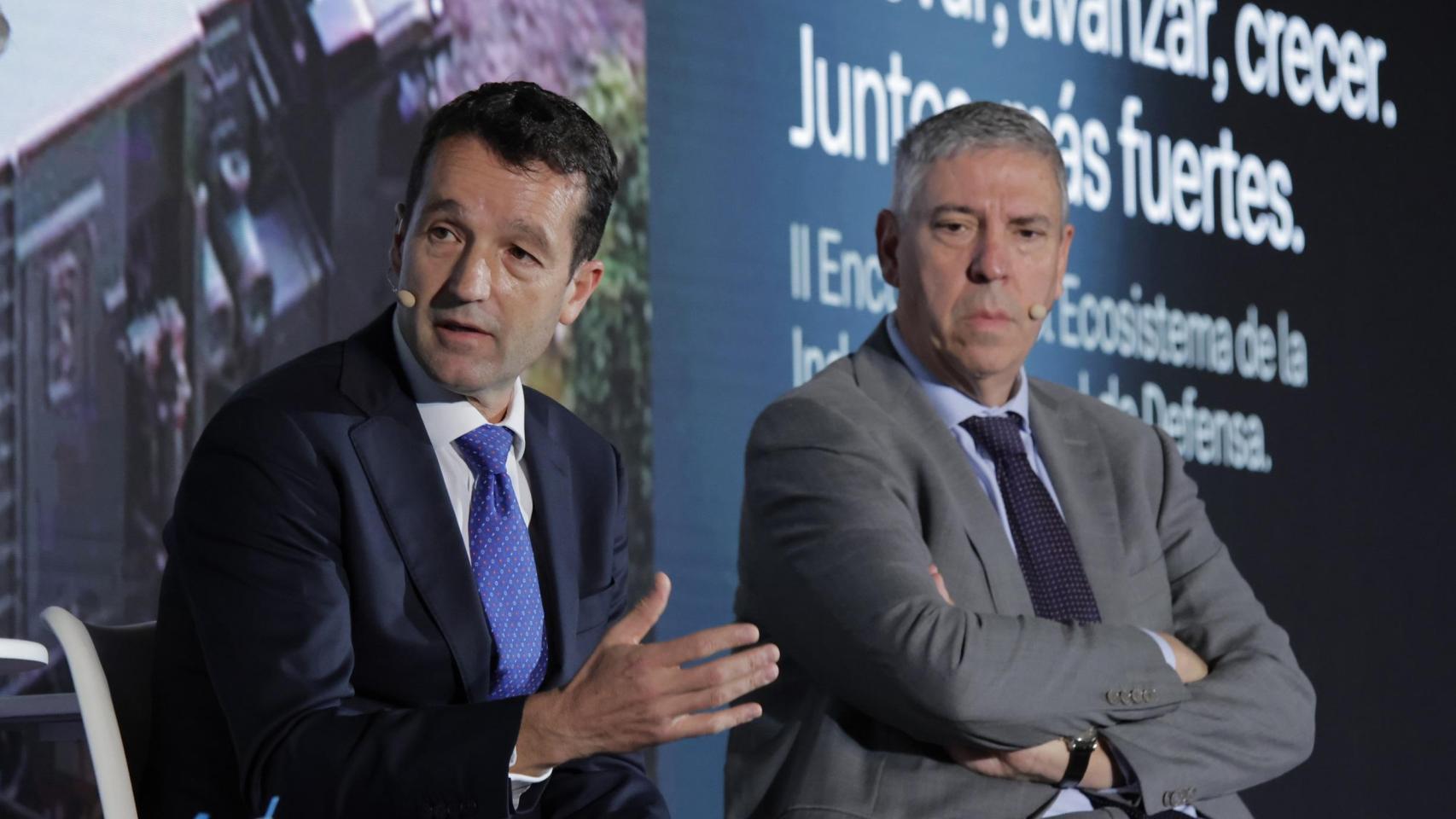 El presidente de Indra, Ángel Escribano (i), junto al consejero delegado de la empresa, José Vicente de los Mozos