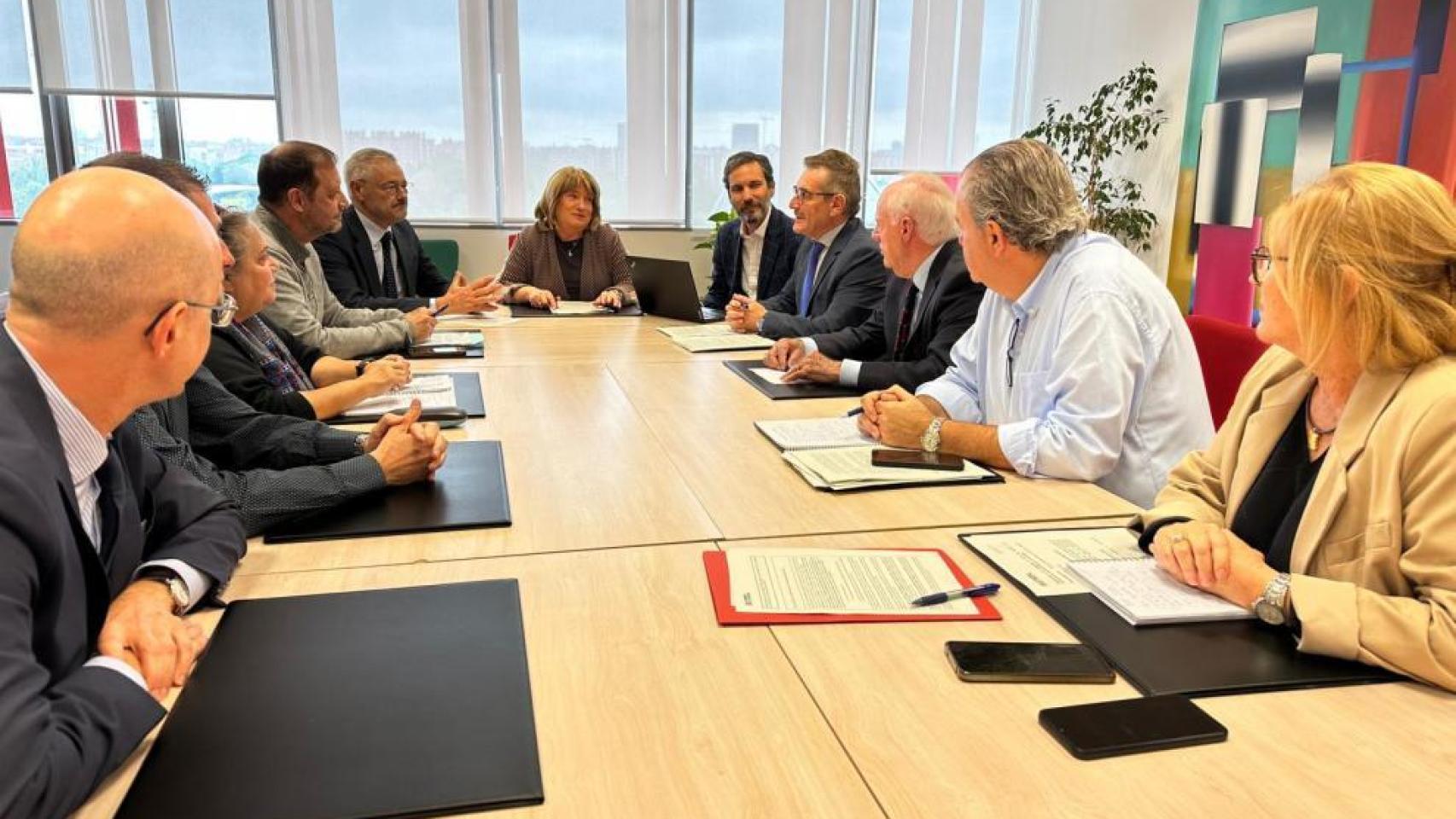 a consejera de Educación con representantes de las familias de la concertada y con los titulares de los centros.