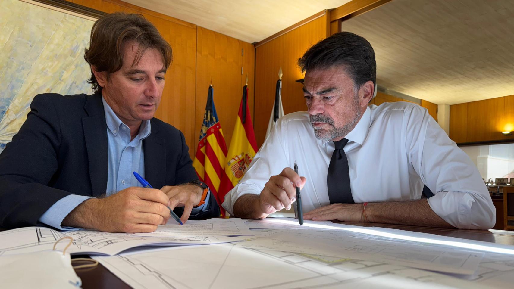 El concejal Carlos de Juan y el alcalde Luis Barcala examinando la documentación para el cambio.
