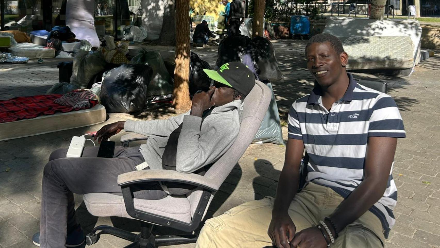 Abdullay (43 años) y Tahman (23), en el parque Bruil de Zaragoza.