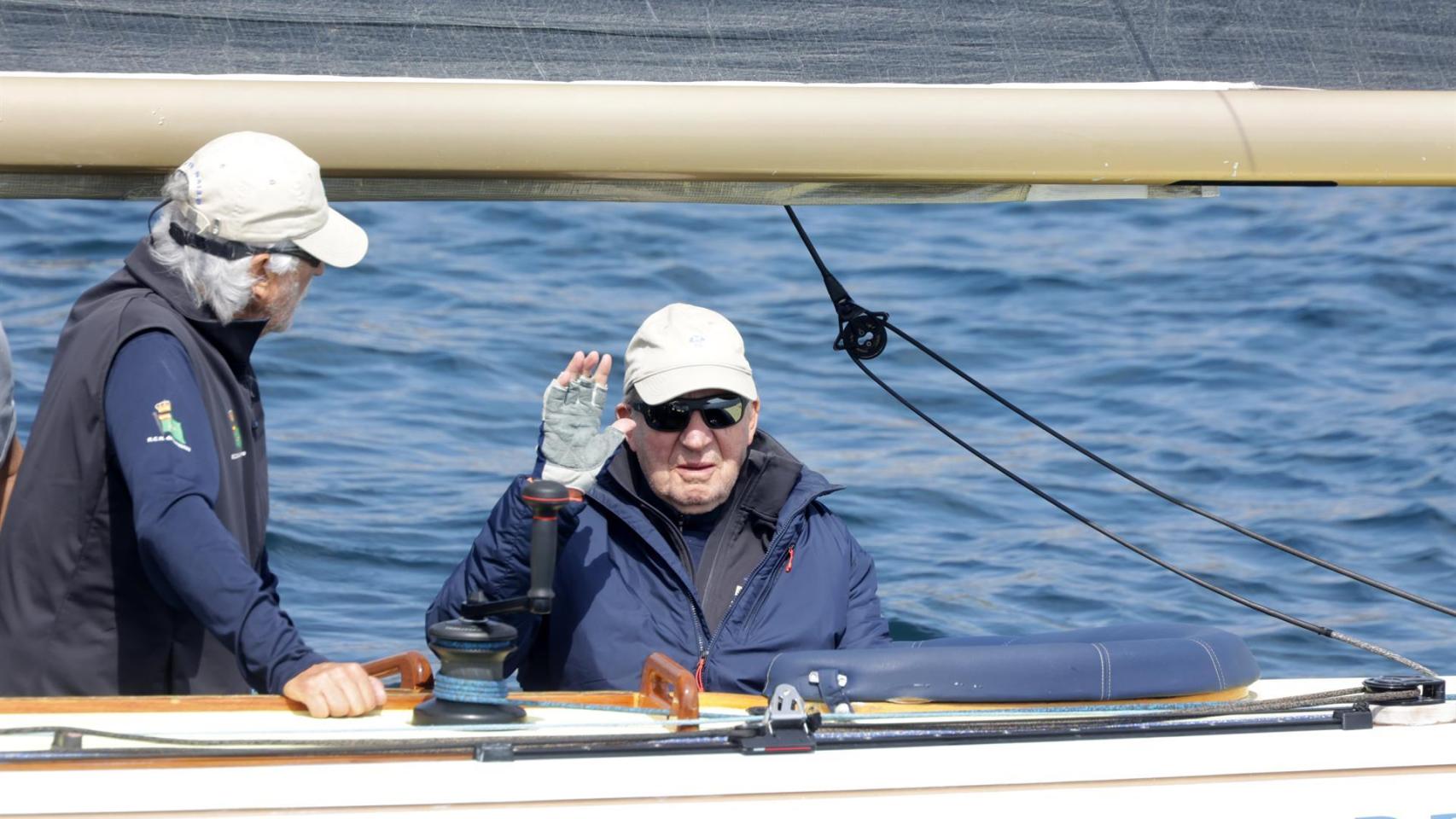 El Rey Juan Carlos desembarcando, a 17 de mayo de 2025, en Sanxenxo (España)