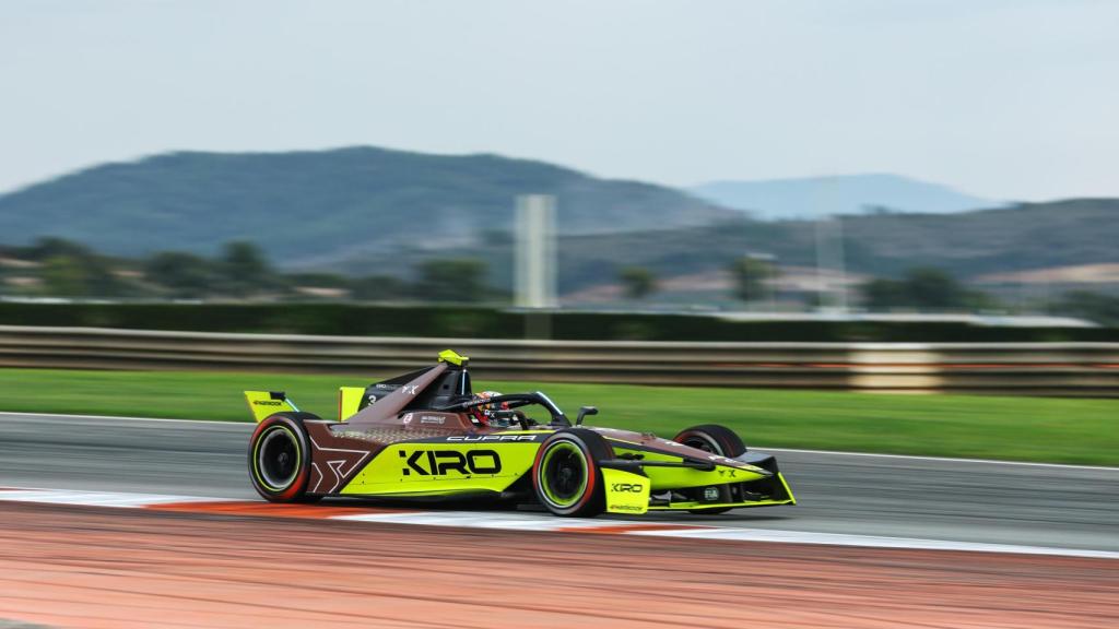 Pepe Martí, con su monoplaza de Fórmula E.