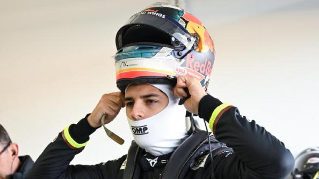 Pepe Martí se pone el casco antes de salir a la pista.