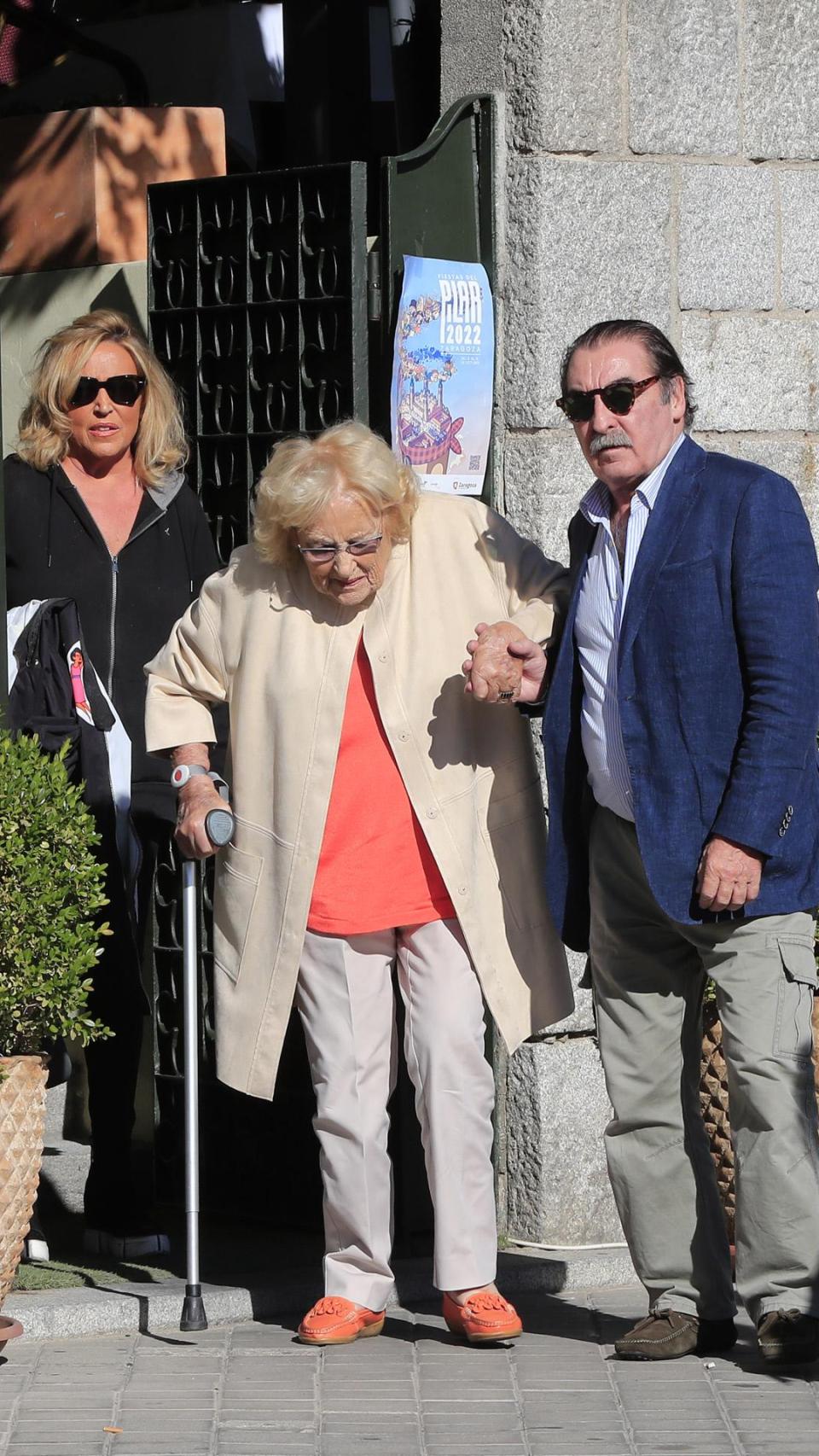 Lydia con su marido, Charly, y su madre, después de una comida.