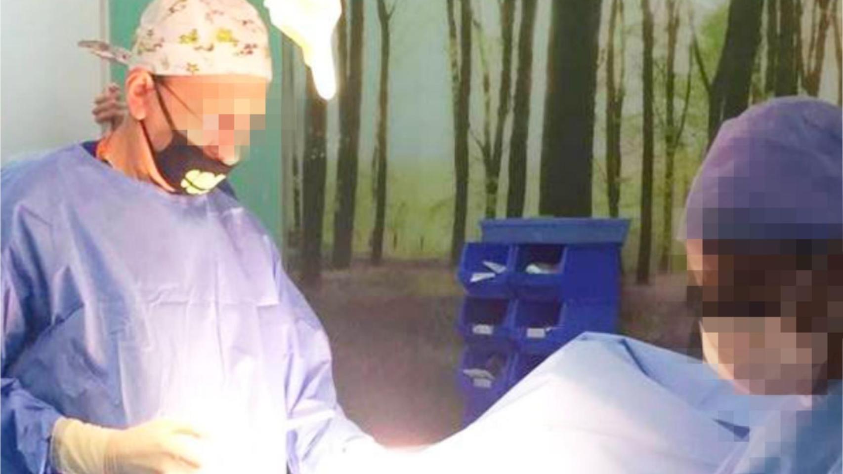 A la izquierda, el doctor J. H. E. durante una intervención.