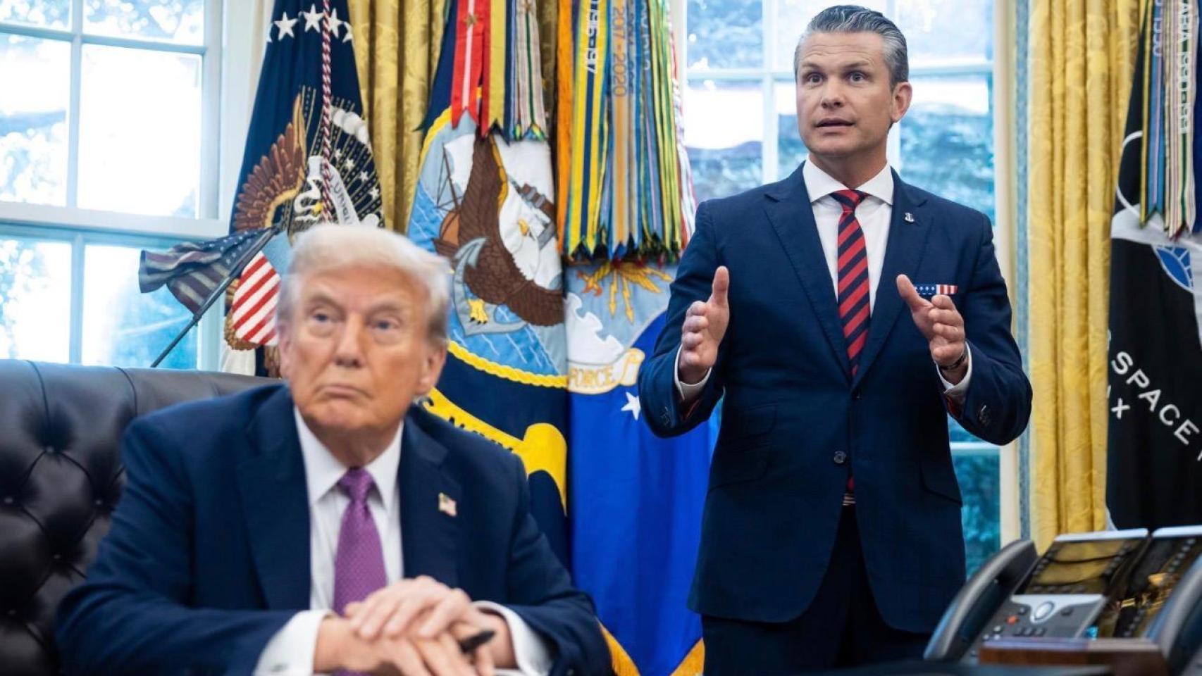 El presidente de Estados Unidos, Donald Trump, y el secretario de Defensa, Pete Hegseth, en el Despacho Oval de la Casa Blanca.