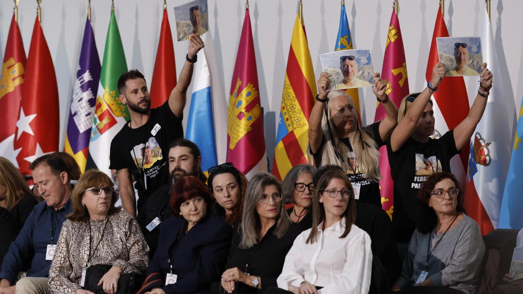 Gritos de  asesino  a Mazón de los familiares de las víctimas en el funeral de Estado:  No se atreve a entrar