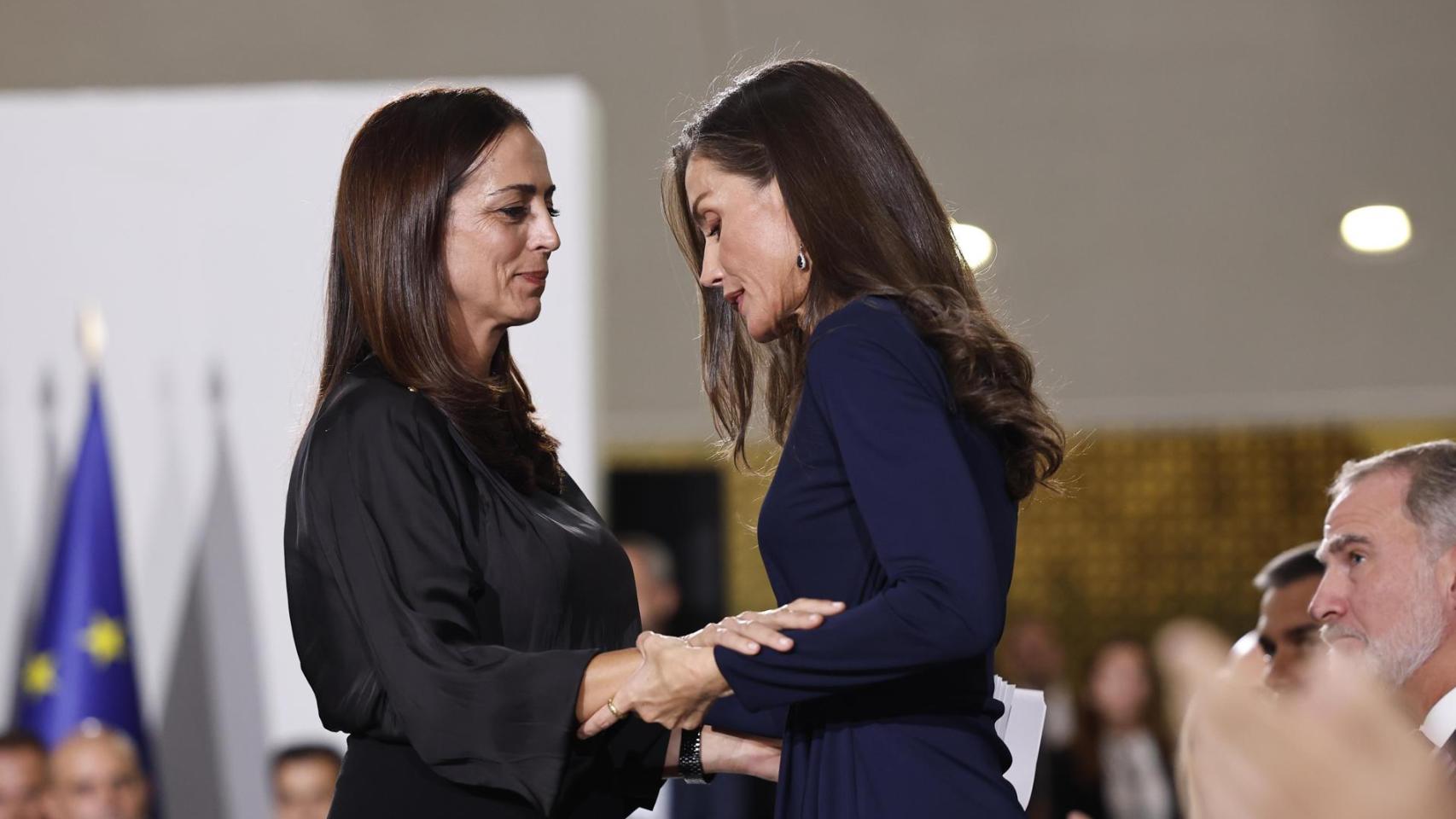 La reina Letizia consuela a los familiares de las víctimas de la dana en el funeral de Estado por el aniversario del desastre