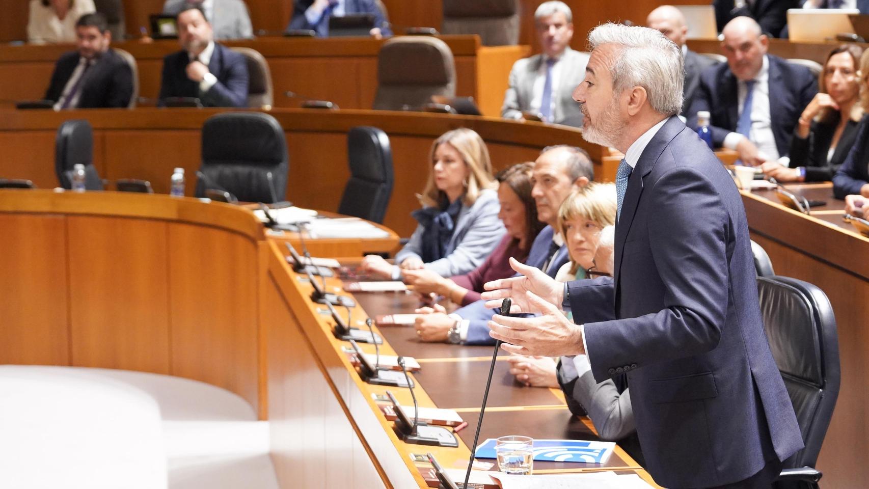 Jorge Azcón, en las Cortes, con la sombra de Alejandro Nolasco en el fondo