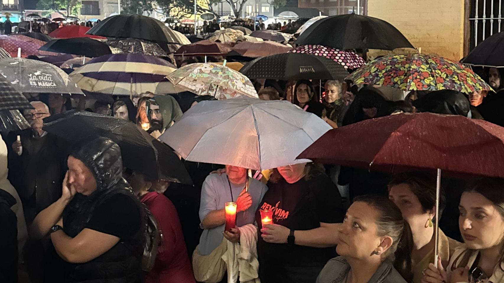 Vecinos de Paiporta recuerdan bajo la lluvia a los 46 muertos en la dana. EE