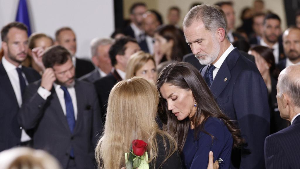 Los Reyes Felipe VI y Letizia saludan a los familiares de las 237 víctimas de la Dana al finalizar el funeral de Estado celebrado en Valencia con motivo del primer aniversario de la tragedia.