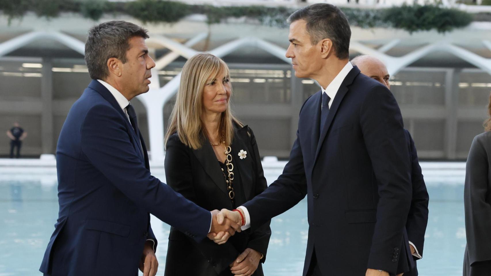 Instante del frío saludo entre Carlos Mazón y Pedro Sánchez en el funeral de Estado por la dana. Efe / Ballesteros