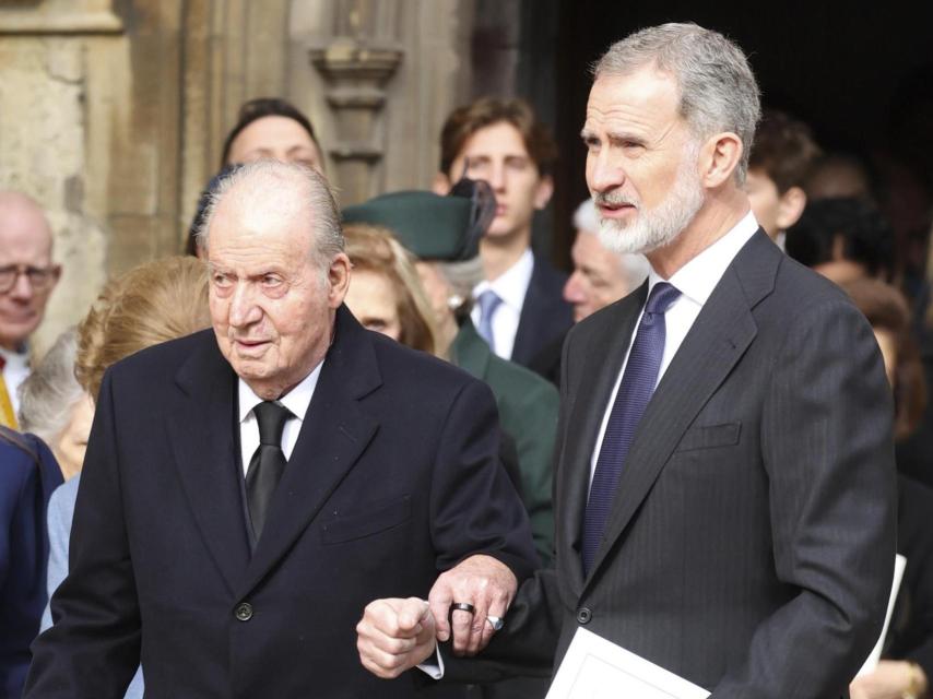 Los eméritos Juan Carlos y Felipe VI en el funeral de Constantino de Grecia.