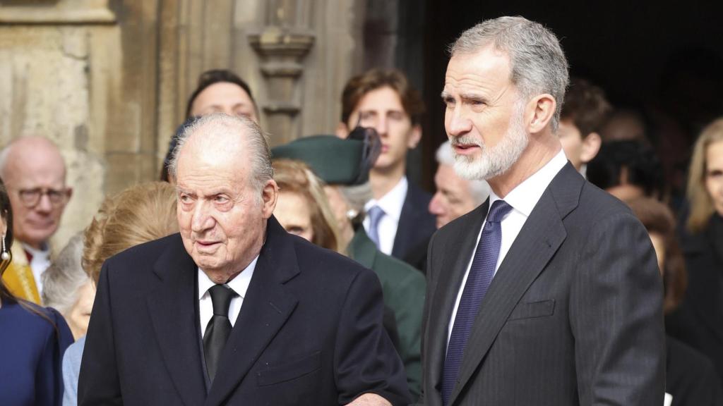 Los eméritos Juan Carlos y Felipe VI en el funeral de Constantino de Grecia.
