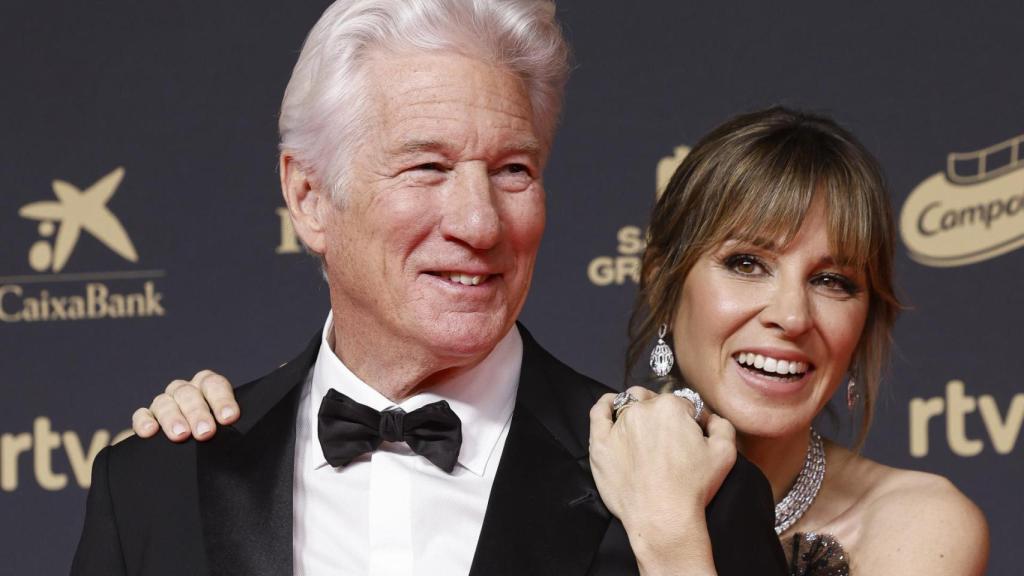 Richard Gere y Alejandra Silva en los Premios Goya 2025.