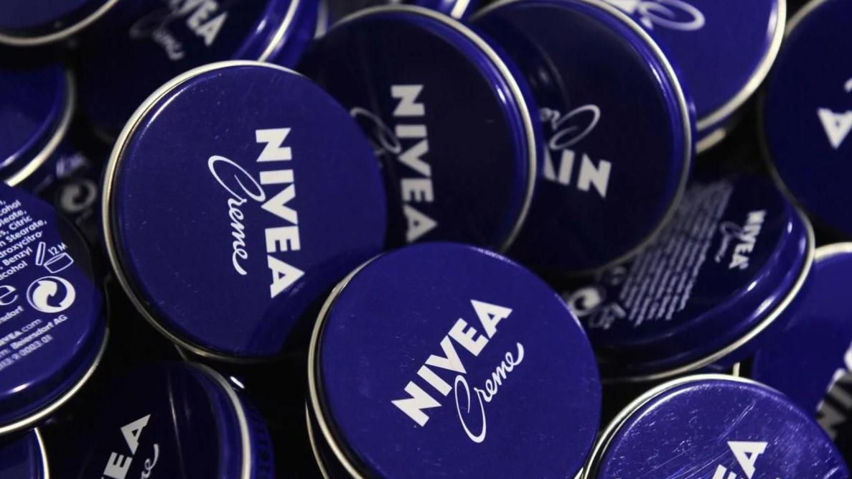 Cremas Nivea de la lata azul.