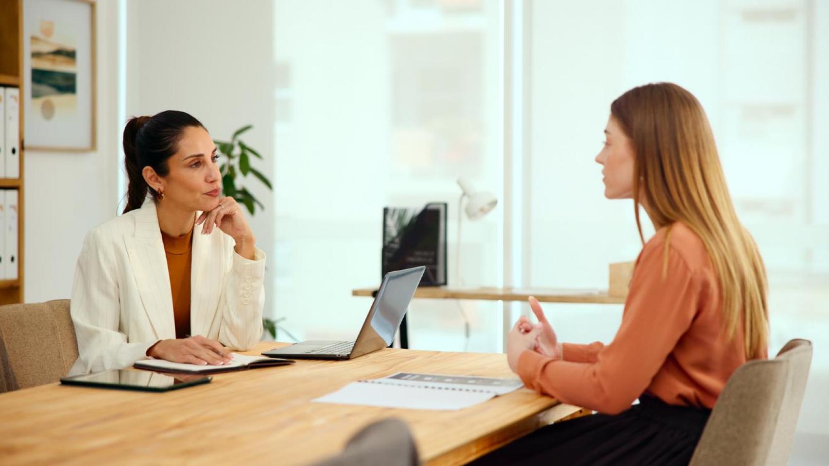 Imagen de archivo de la resolución de un trámite en un despacho.