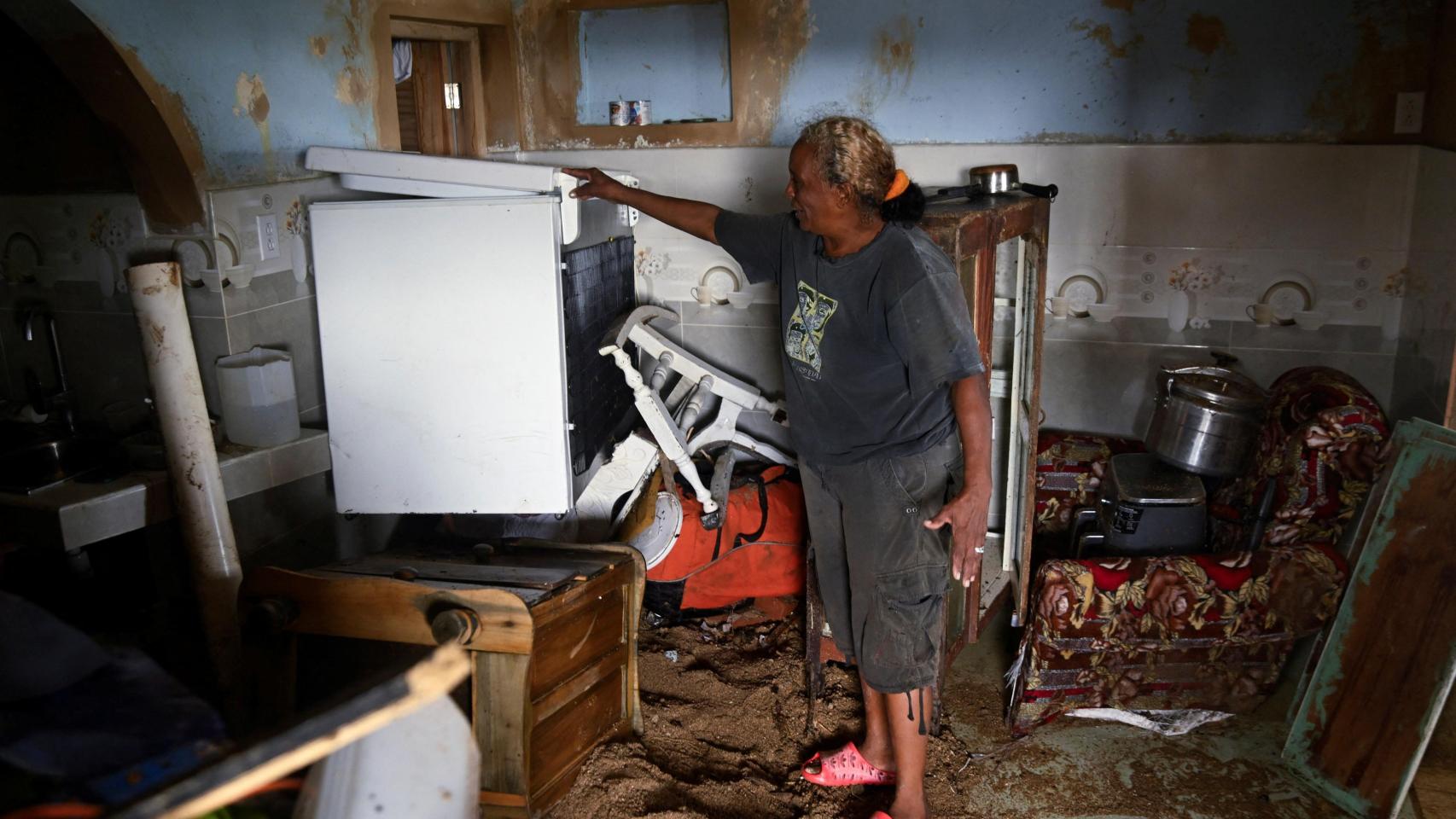 Una residente muestra un refrigerador en su casa tras el paso del huracán Melissa, en Santiago de Cuba , el 29 de octubre de 2025.