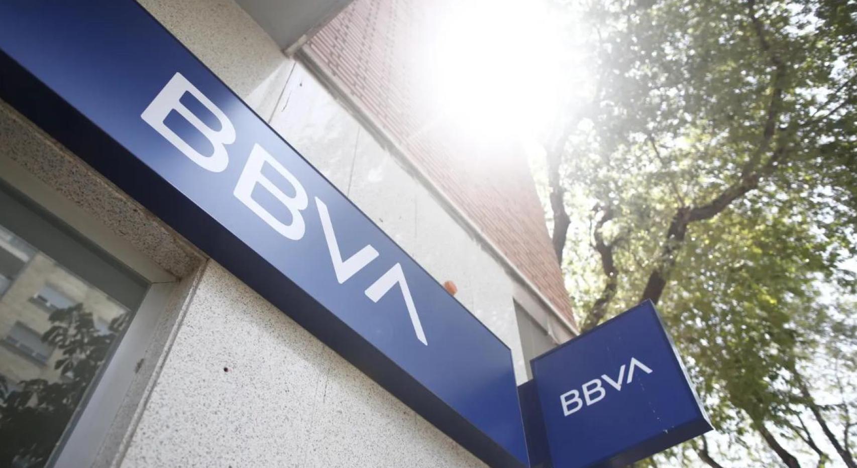 Imagen del nuevo logo del BBVA en una oficina del banco en Madrid