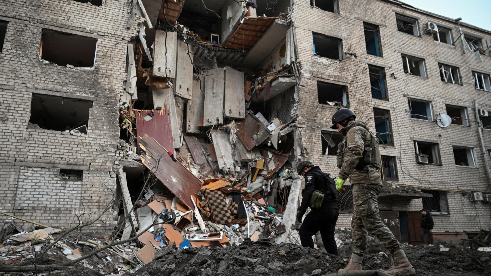 Un edificio de la localidad ucraniana de Zaporiyia destruido por un misil ruso.