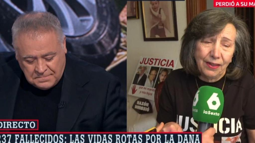 Ferreras llora al entrevista a una afectada de la dana de Valencia.