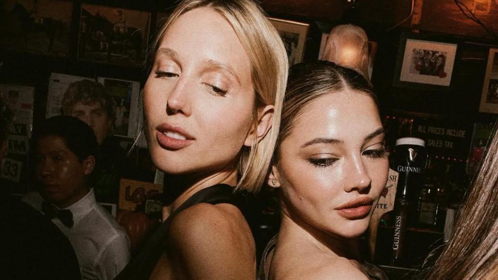 Olimpia de Grecia y Madelin Cline, en una imagen de las redes sociales.