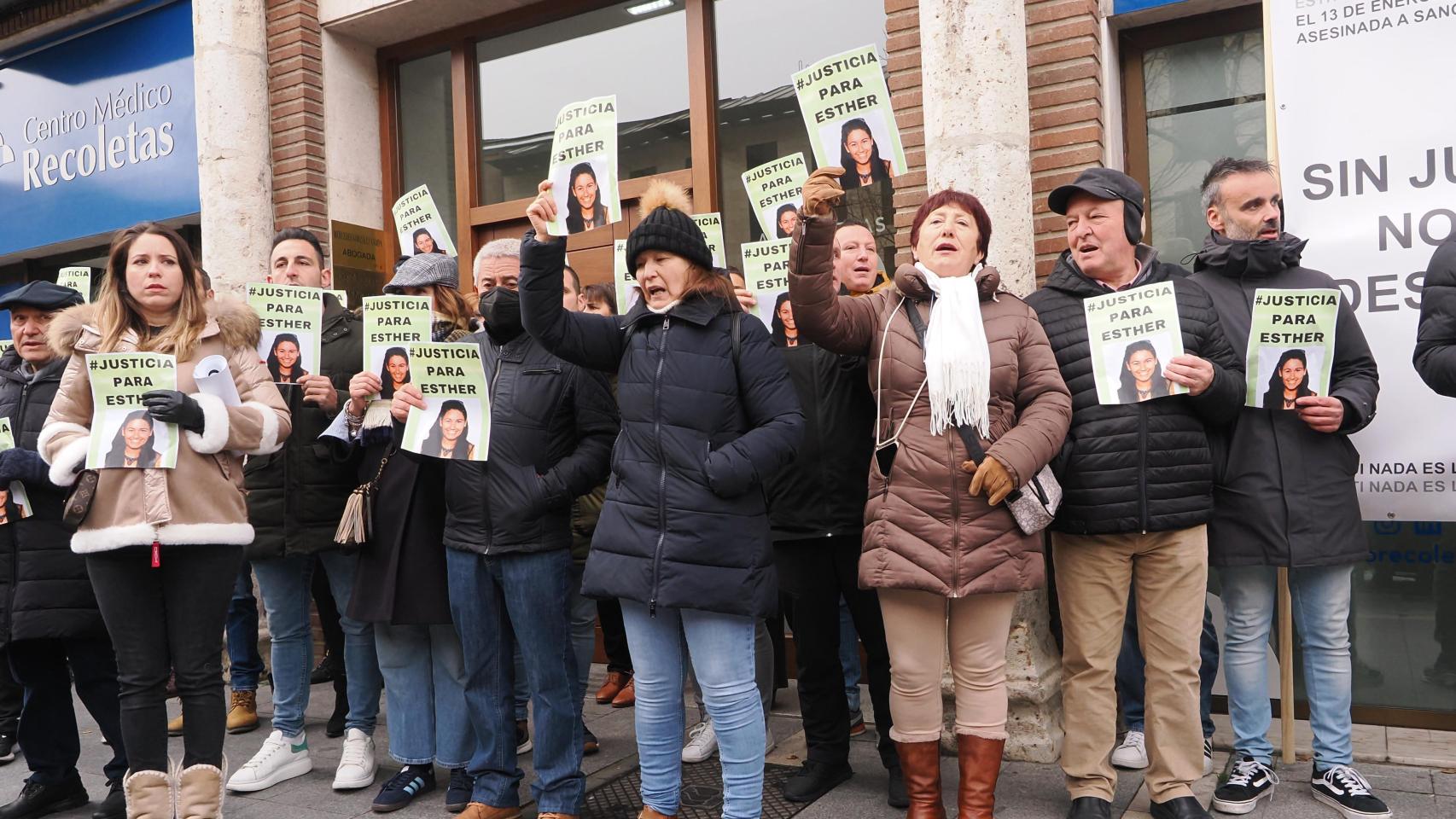 Concentración de los amigos y familiares de Esther López a las puertas del juzgado.