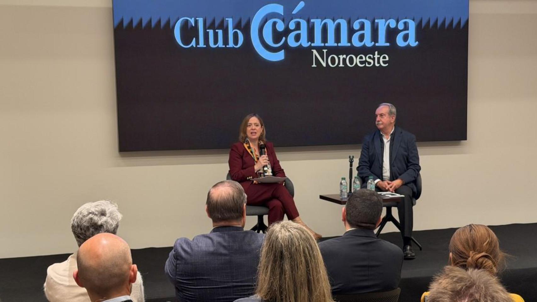 La secretaria de Estado de Comercio y el presidente de la Cámara, este jueves en la entidad coruñesa.