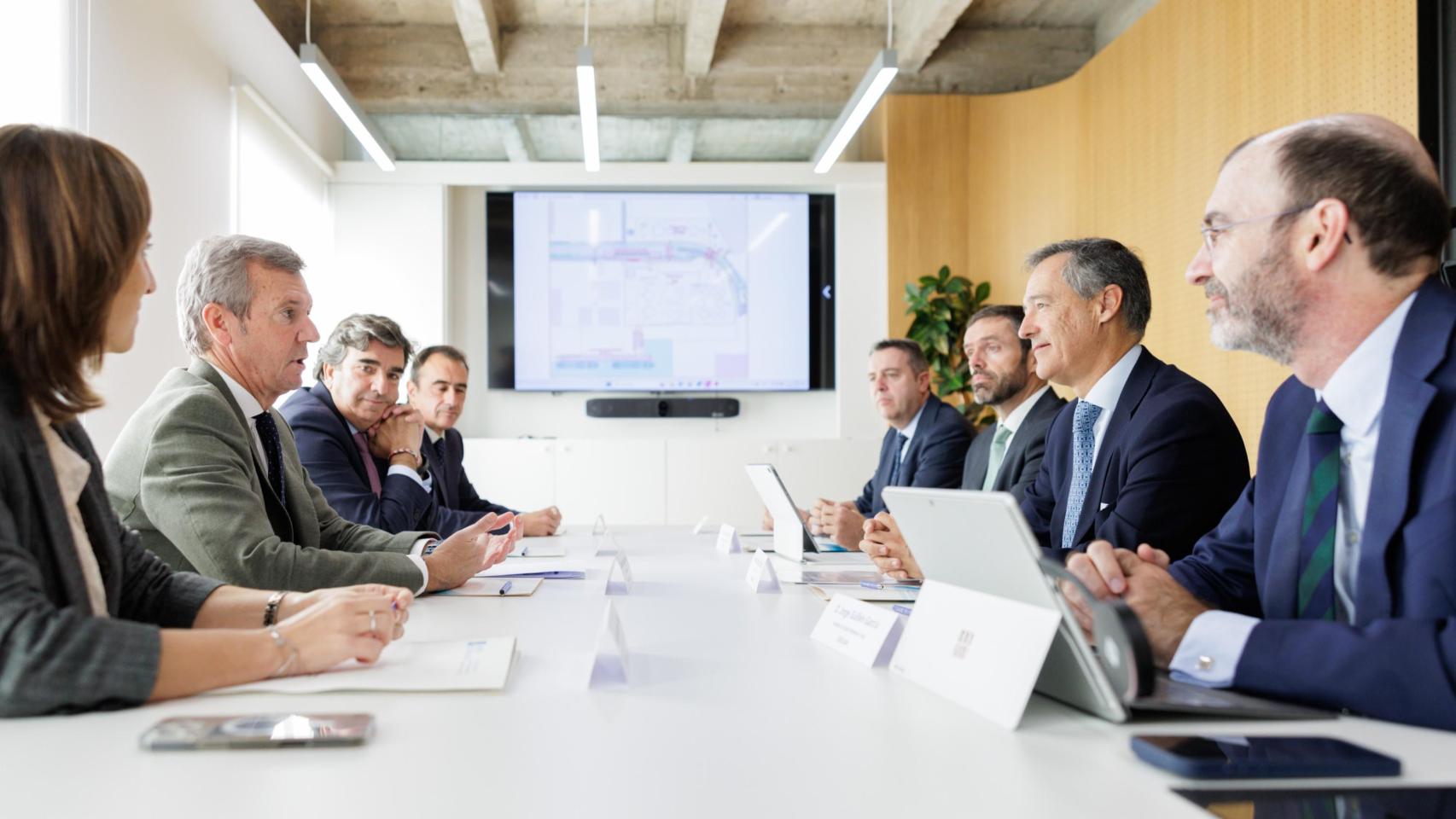 Reunión entre la Xunta, Exolum y la Autoridad Portuaria para evaluar el proyecto en el puerto exterior de A Coruña.