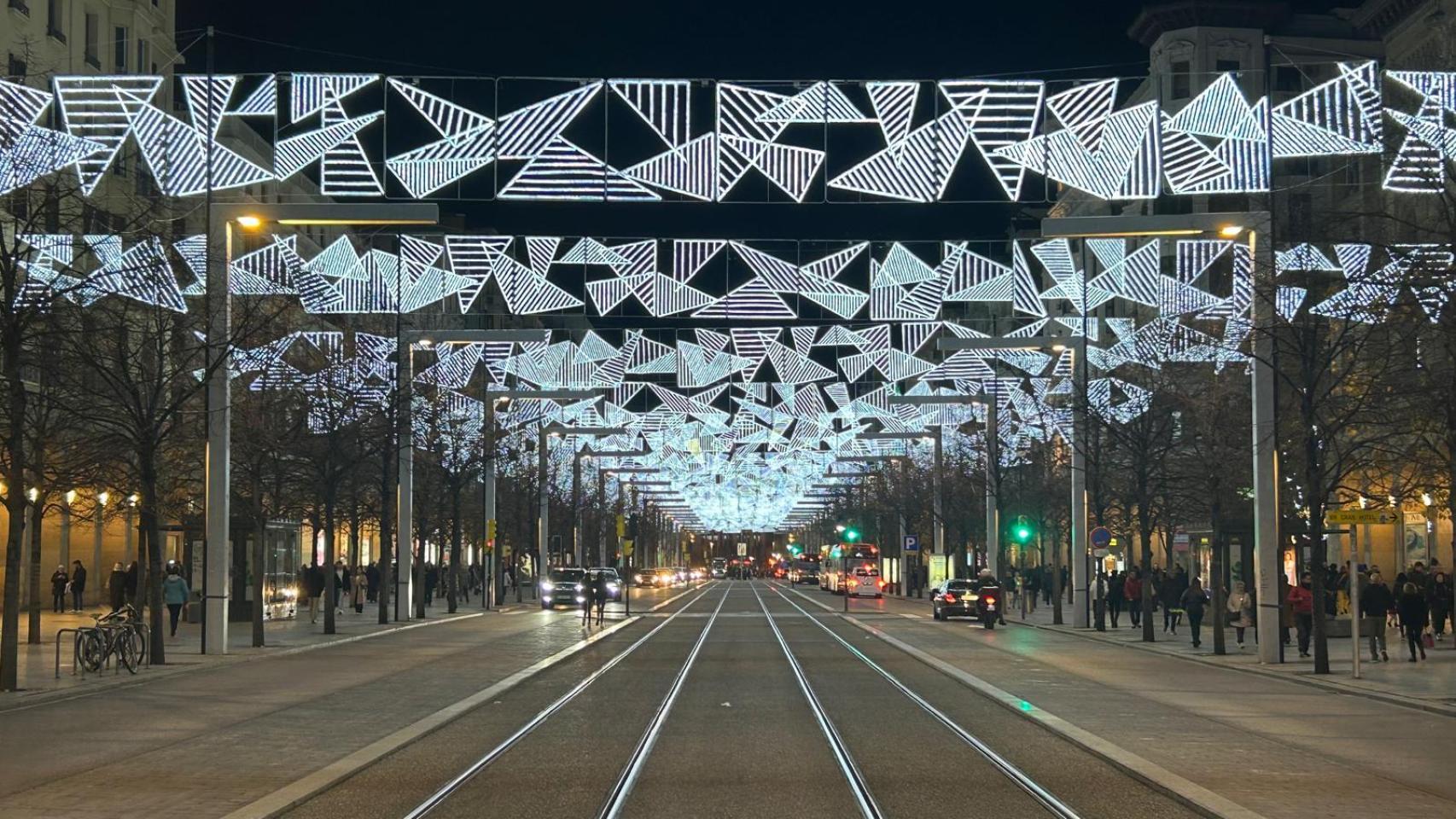 Estrellas rotas, la decoración del paseo de la Independencia desde el 2020.