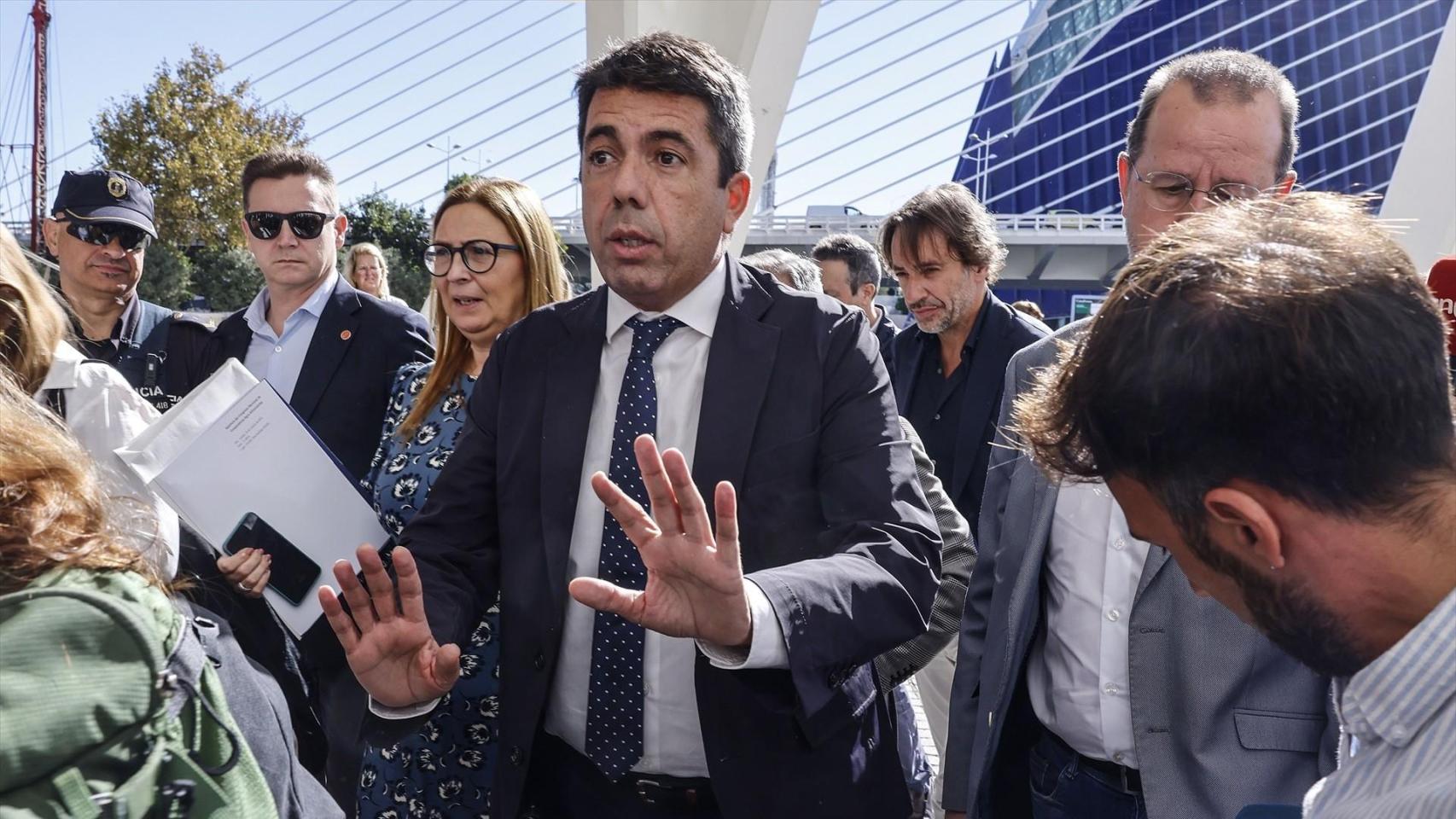 Las presiones de Génova y el  tiempo de reflexión  anunciado por Mazón alimentan la idea de su relevo:  Está todo abierto