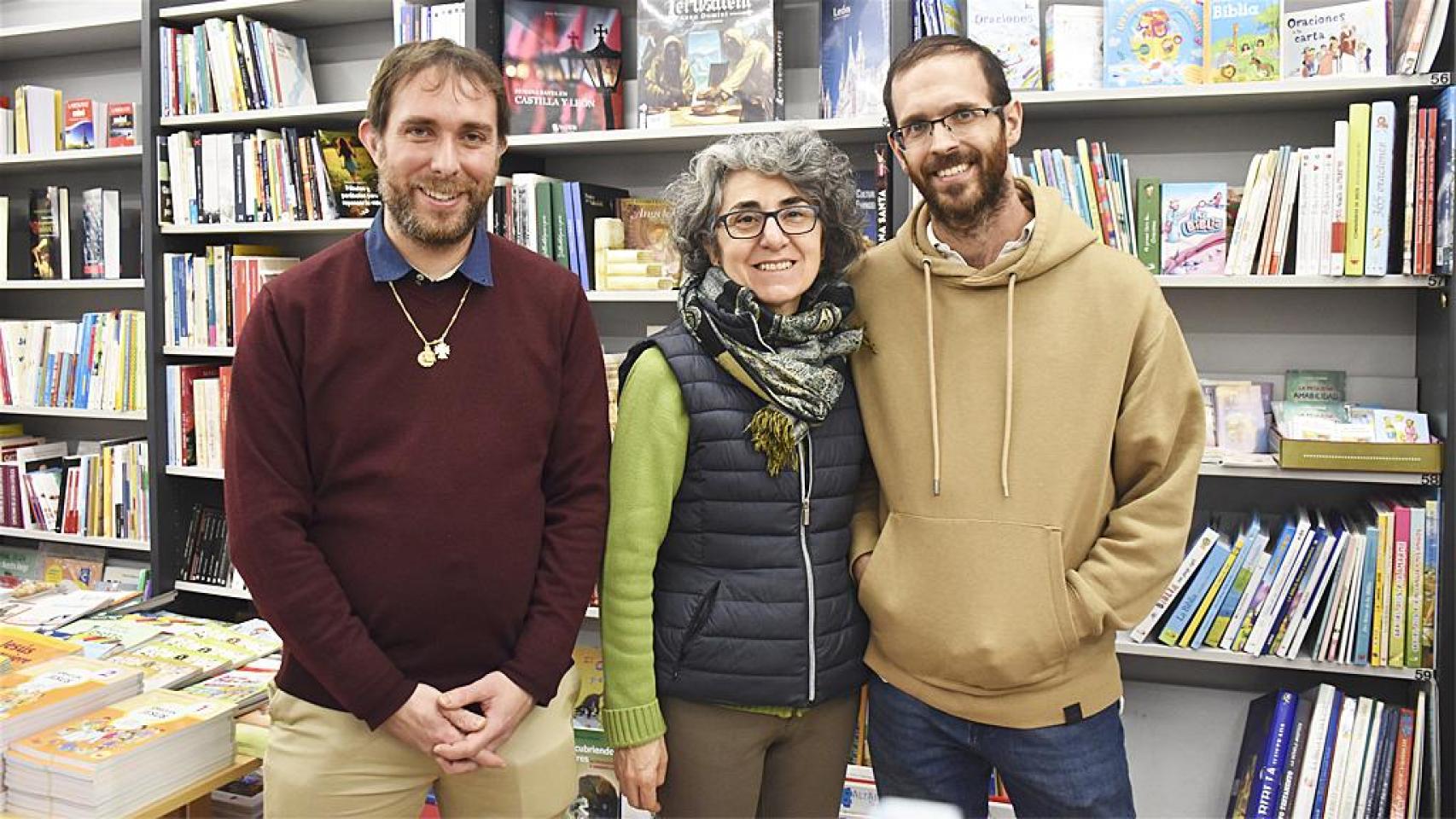 De izquierda a derecha: Ricardo, Mari Carmen y José Antonio en la Librería Paulinas