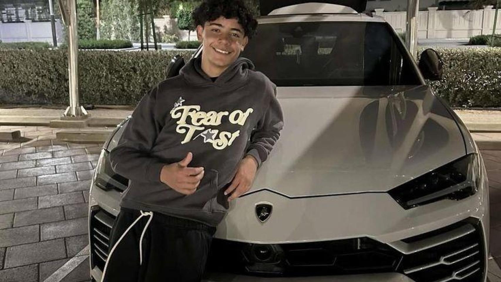 Cristiano Ronaldo Jr. muestra su primer coche.