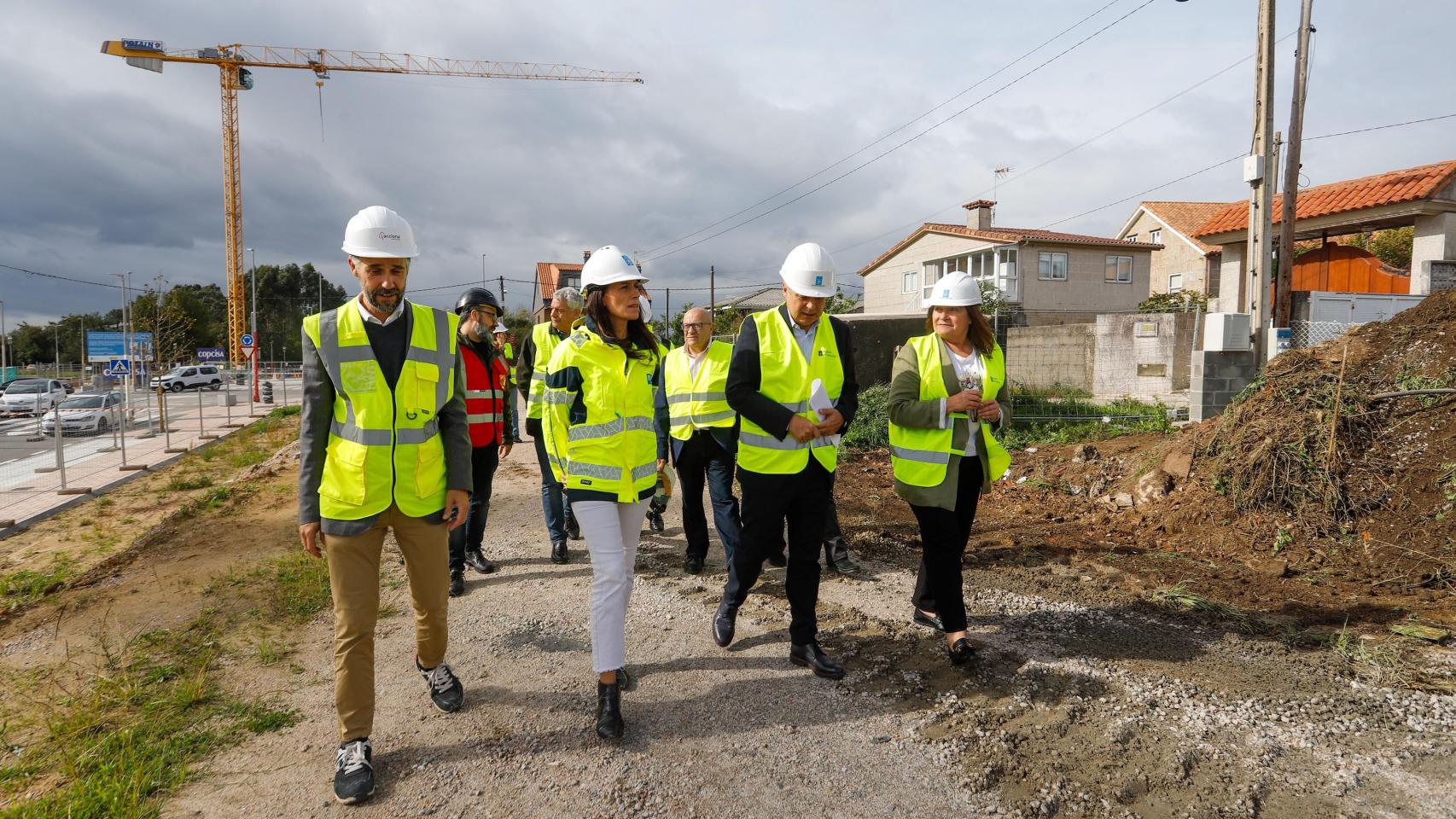 La conselleira de Vivenda e Planificación de Infraestruturas, María M. Allegue, junto a la delegada territorial de la Xunta en Vigo, Ana Ortiz, y el secretario xeral de Vivenda e Urbanismo, Heriberto García Porto