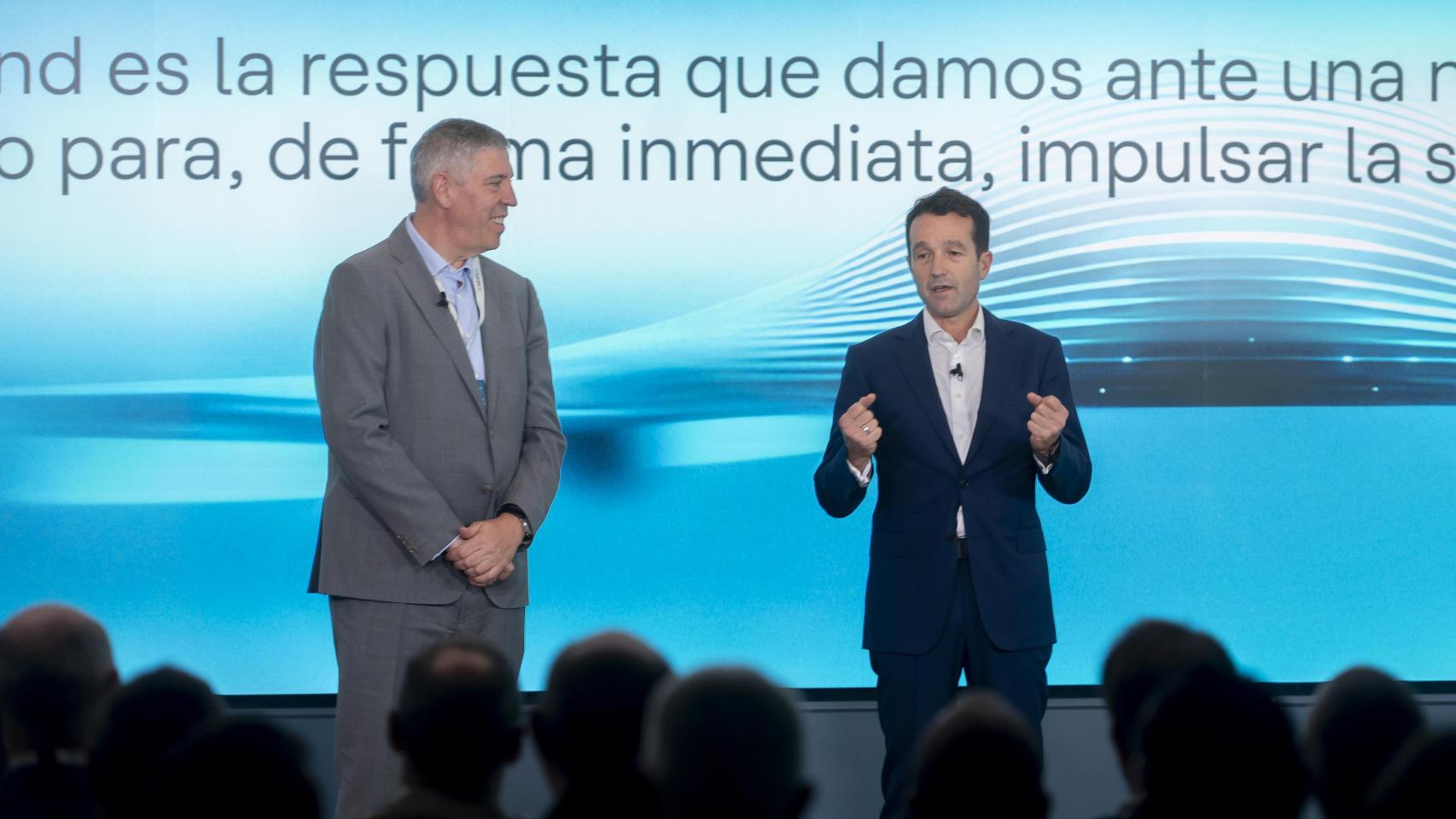 El consejero delegado de Indra Group, José Vicente de los Mozos (i), y el presidente ejecutivo de IndraGroup, Ángel Escribano (d), durante la presentación de IndraMind en la sede de INDRA,