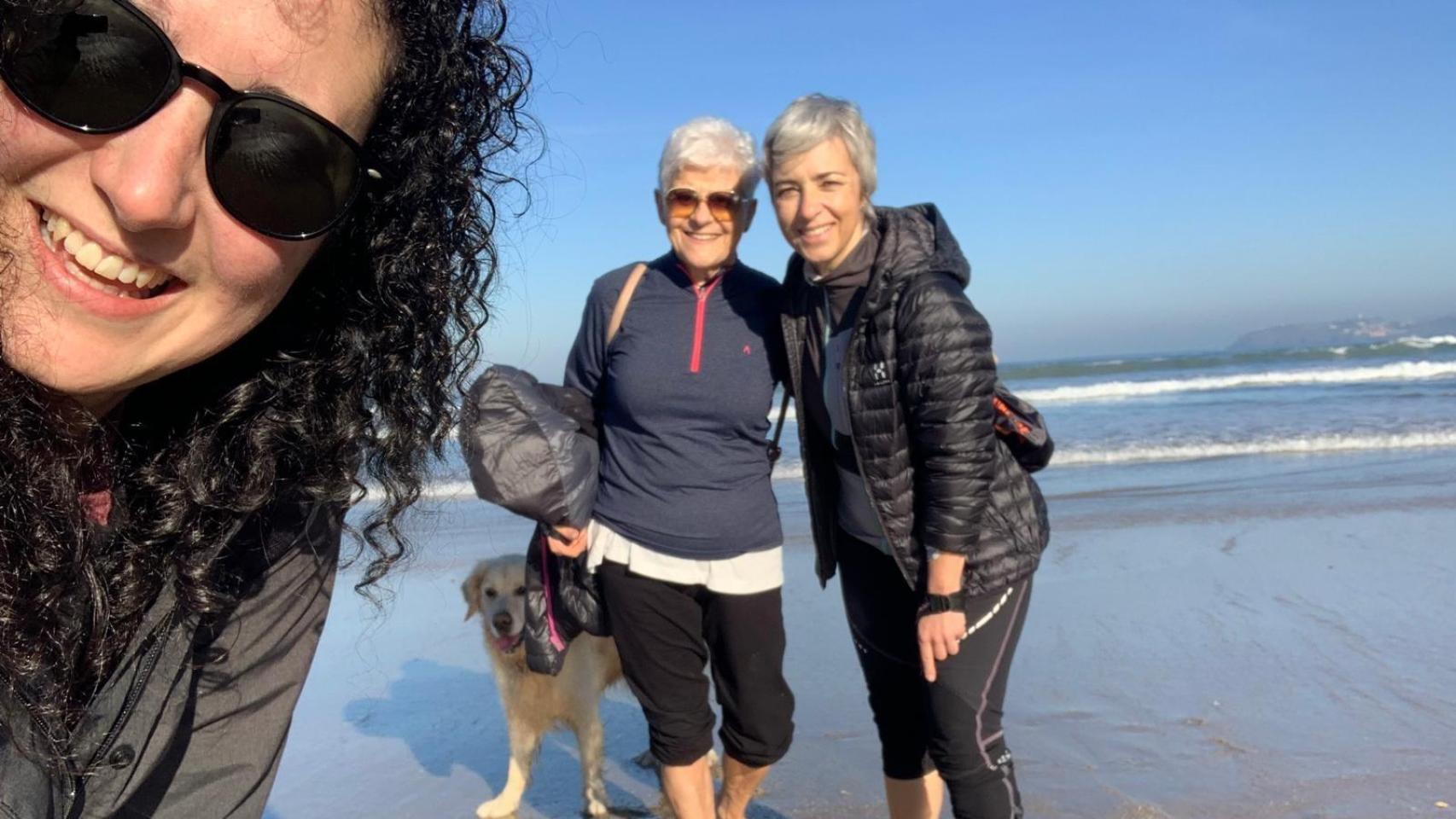 De izq a der: la profesora Lucía Noia con Jones (el perro de Susi), Marise y Susi Perol durante una sesión de Móvete+ en la playa de Bastiagueiro