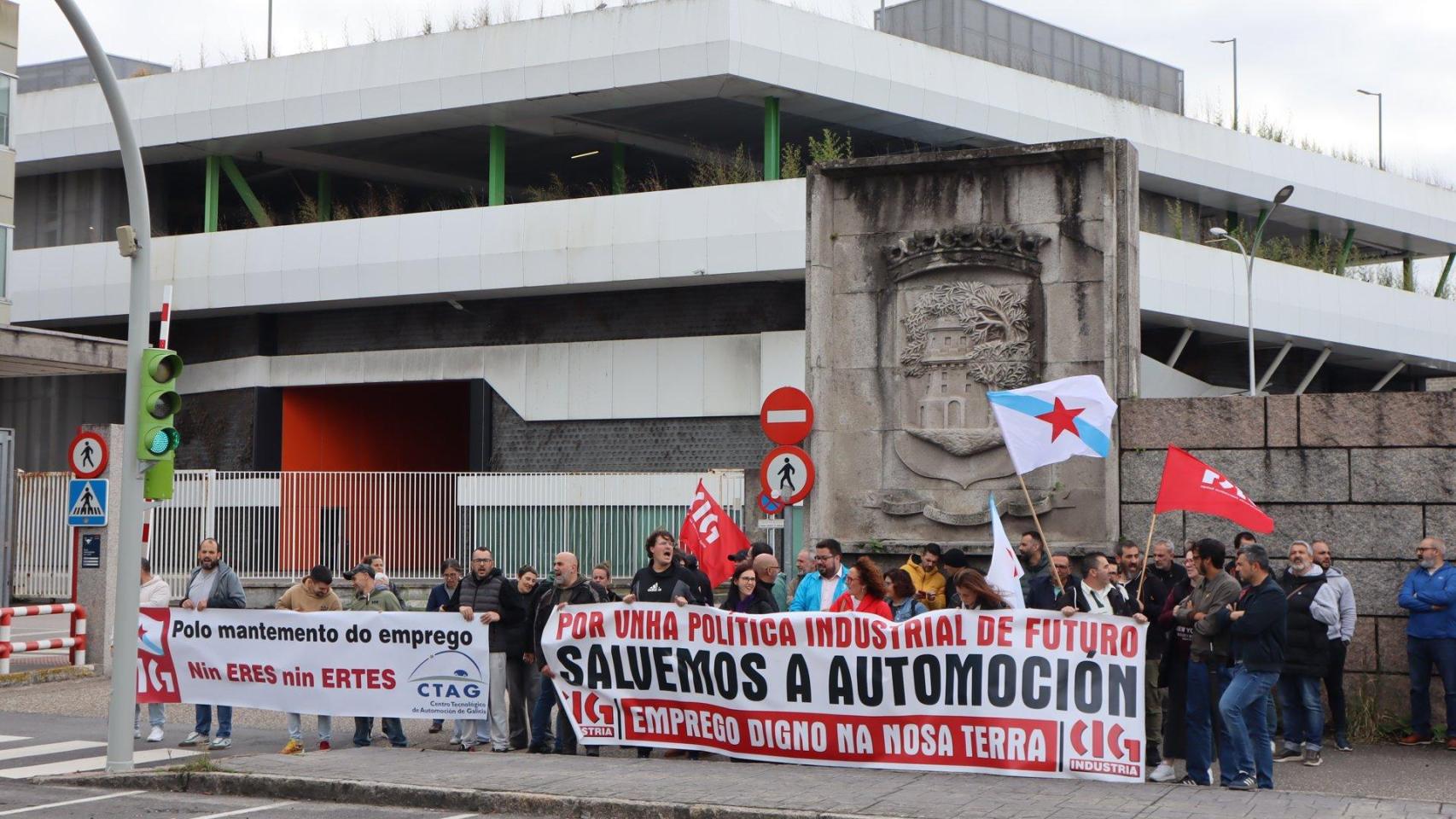 Concentración de la CIG frente a la sede de CEAGA en Vigo