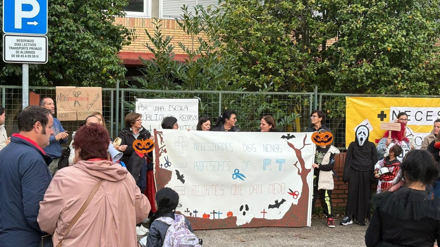Concentración ante el CEIP A Paz Tintureira de Vigo para denunciar recorte de profesorado y especialistas de atención a necesidades específicas