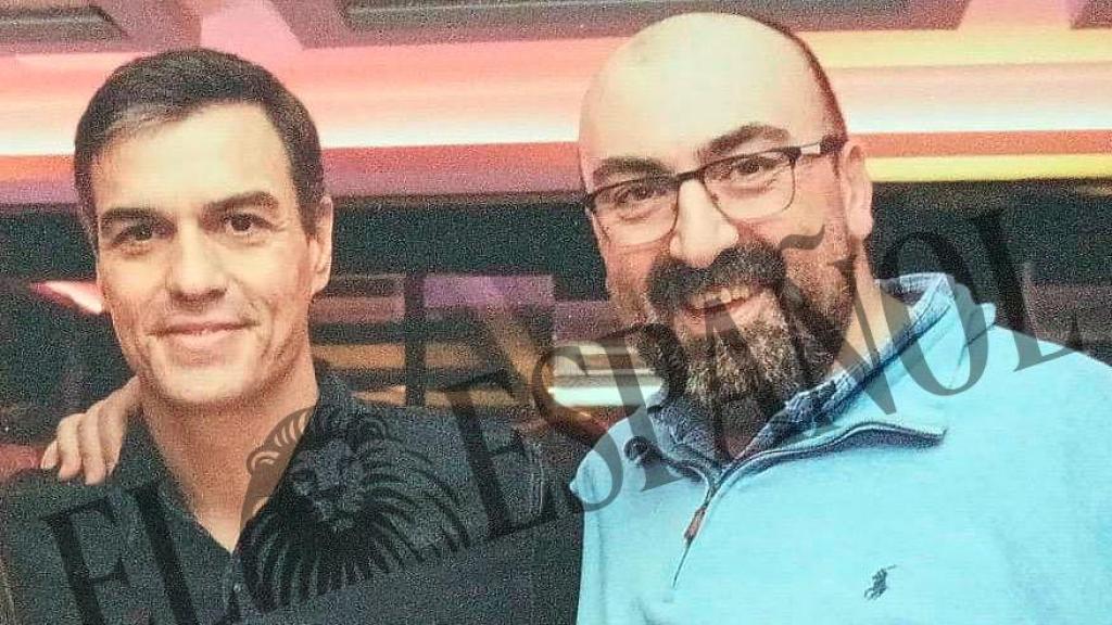 Pedro Sánchez y Koldo García, abrazados en el cumpleaños de Ábalos en 2019.
