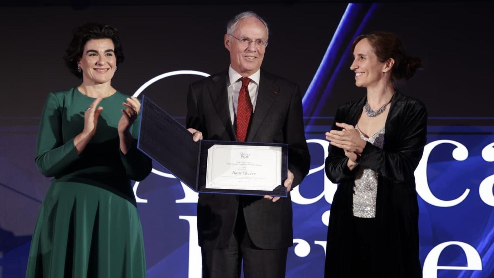 Elena Abarca, vicepresidenta de HM Hospitales; Hans Clevers, galardonado, y Mónica García, ministra de Sanidad.