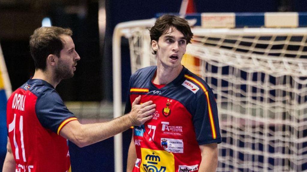 Pablo Urdangarin, a la derecha, en su debut con la selección española de balonmano