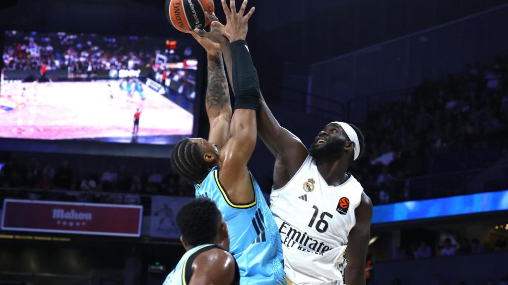 Garuba le hace un tapón a Devon Hall.