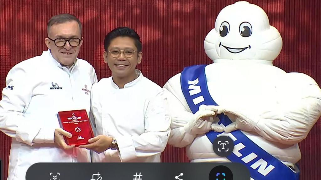 Chele González, recibiendo su primera estrella Michelin en la gala celebrada en Manila.