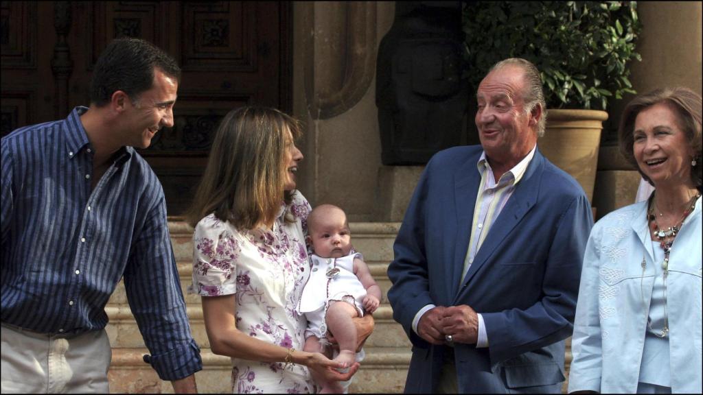 Felipe VI y Letizia con la recién nacida Infanta Sofía y el Emérito. Año 2007.