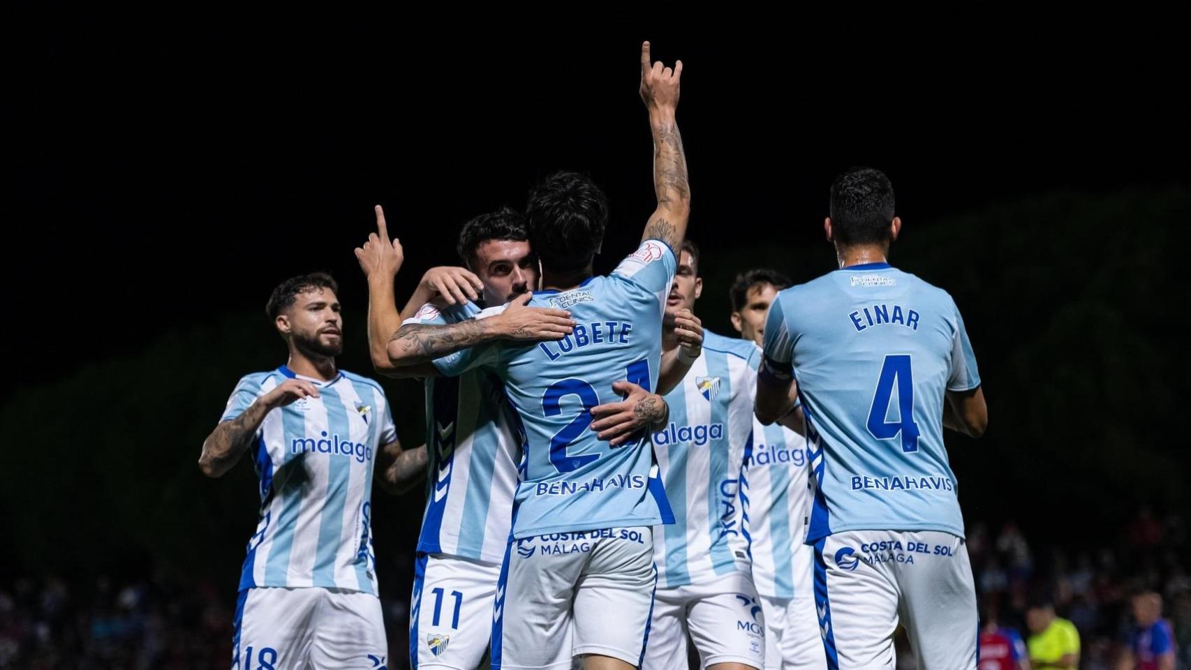 Los jugadores del Málaga CF celebran el de Lobete en Estepona.