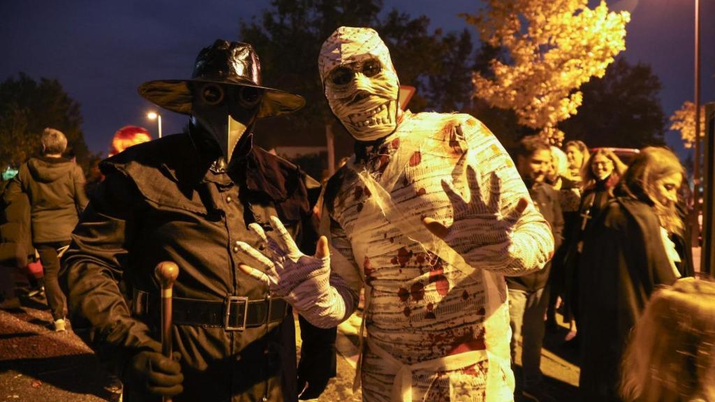 Disfraces en la noche de Halloween en Paracuellos.
