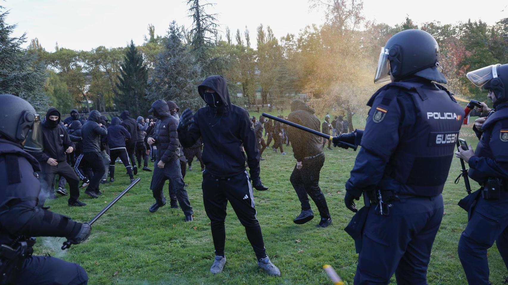 Antidisturbios de la Policía dispersando a los radicales en la Universidad de Navarra.